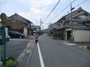 ＪＲ三雲駅付近のまちなみ、この先に踏み切り