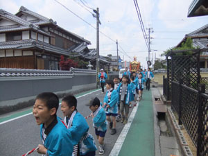 子ども達が中心の御輿