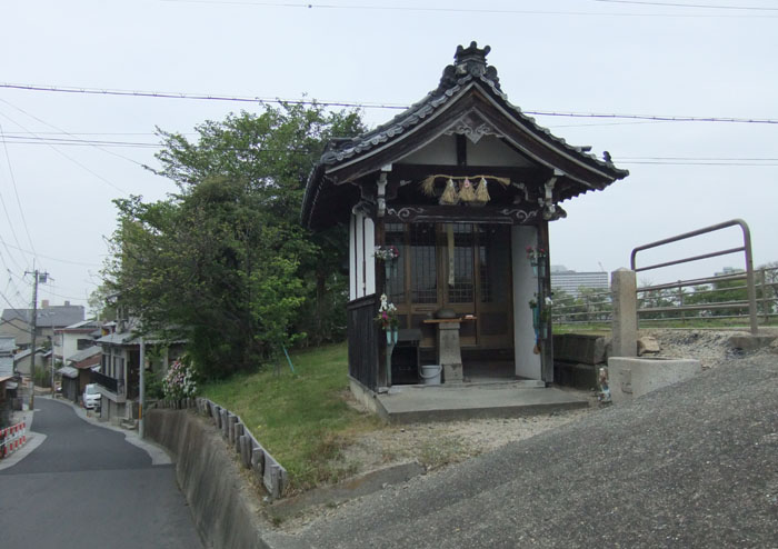 草津川沿いの地蔵尊