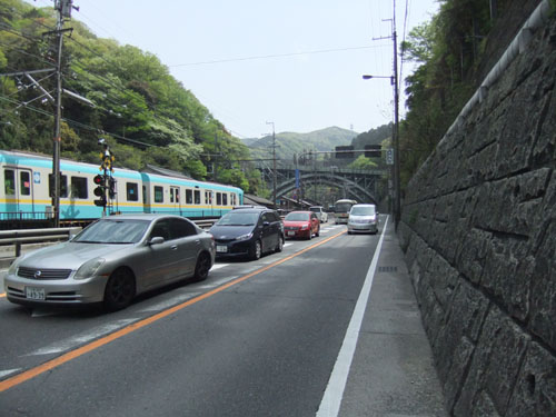 国道、鉄道がひしめき合って・・・歩道もない