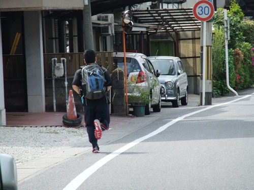 学生は走り去る