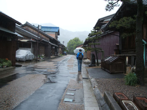 雨の関宿を出発　旅ゆく人？