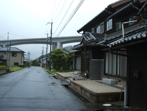 高いところに高速道路が