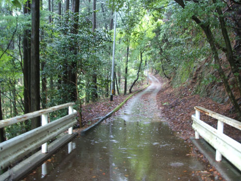 鈴鹿峠への橋は水たまり