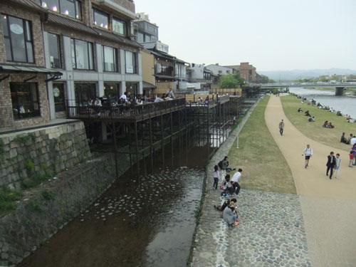 三条大橋　桟敷の上では・・・・。